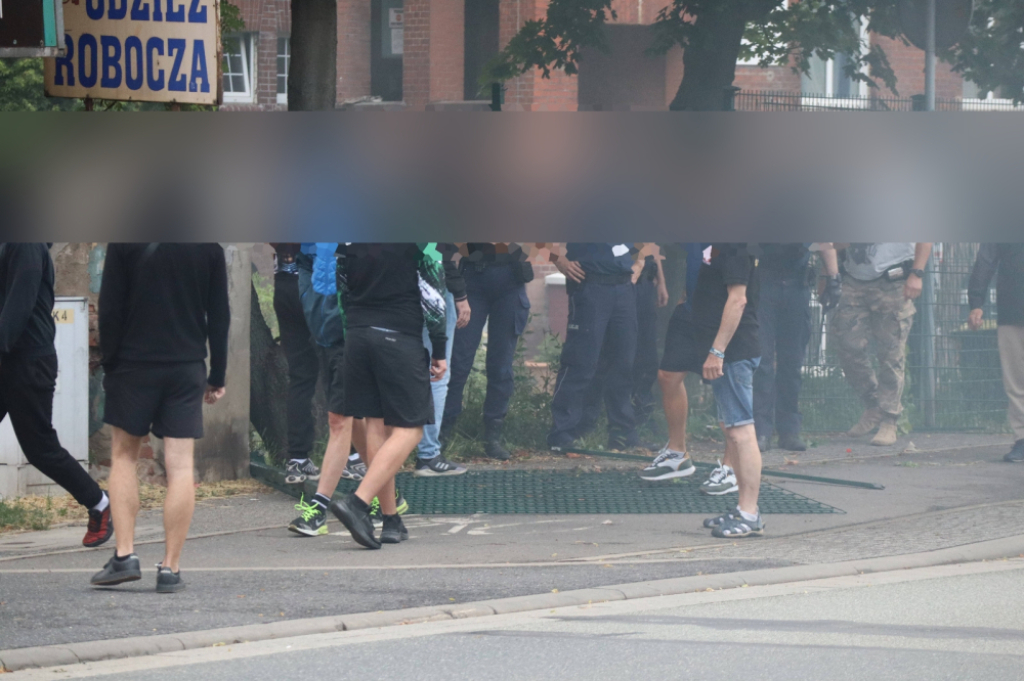 Samosąd w Wałbrzychu. Najpierw pobili Paragwajczyka, później chcieli wystraszyć innych obcokrajowców - Grupa kilkudziesięciu osób próbowała nastraszyć obcokrajowców mieszkających w Wałbrzychu.