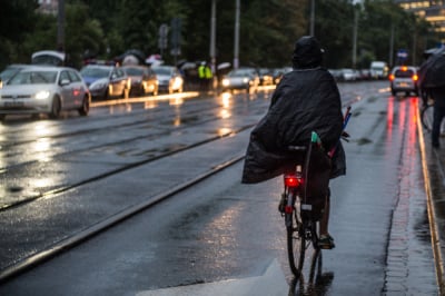 Kolejne burze zbliżają się nad Dolny Śląsk. Może wiać i padać - nawet grad