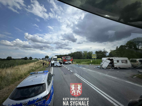 Czołowe zderzenie dwóch osobówek w Jordanowie Śląskim, zniszczony kamper. Jedna osoba poszkodowana - 0