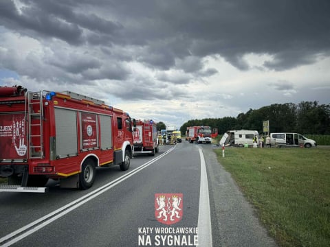 Czołowe zderzenie dwóch osobówek w Jordanowie Śląskim, zniszczony kamper. Jedna osoba poszkodowana - 1