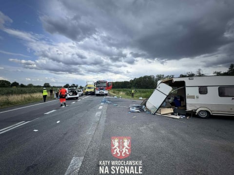 Czołowe zderzenie dwóch osobówek w Jordanowie Śląskim, zniszczony kamper. Jedna osoba poszkodowana - 2