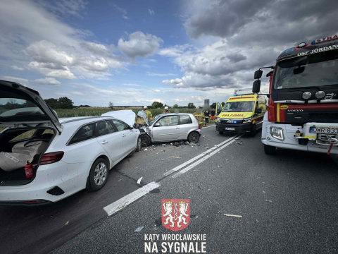 Czołowe zderzenie dwóch osobówek w Jordanowie Śląskim, zniszczony kamper. Jedna osoba poszkodowana - 3