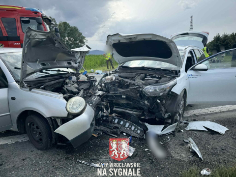 Czołowe zderzenie dwóch osobówek w Jordanowie Śląskim, zniszczony kamper. Jedna osoba poszkodowana - 4
