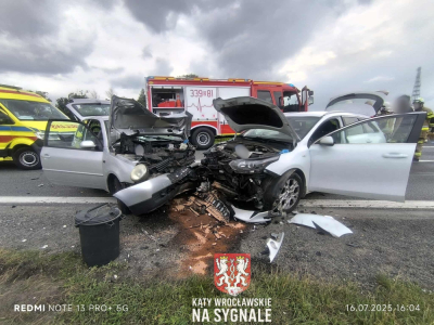 Czołowe zderzenie dw&oacute;ch osob&oacute;wek w Jordanowie Śląskim. Jedna osoba poszkodowana