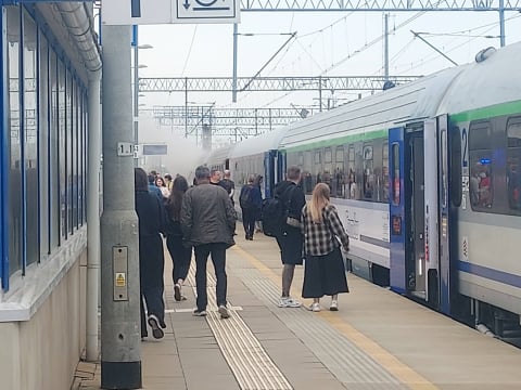 Pożar w pociągu relacji Wrocław-Gdynia. Ewakuowano 60 osób, duże utrudnienia dla pasażerów - 0