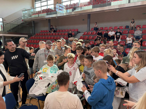 Piotr Zieliński w Kobierzycach! Znany piłkarz spotkał się z dziećmi [ZDJĘCIA] - 1
