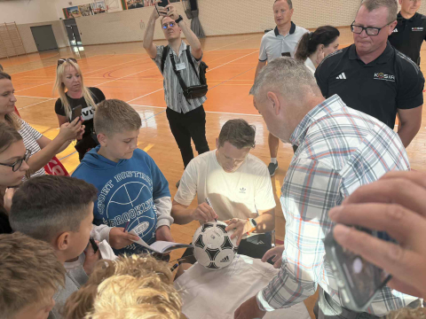 Piotr Zieliński w Kobierzycach! Znany piłkarz spotkał się z dziećmi [ZDJĘCIA] - 7