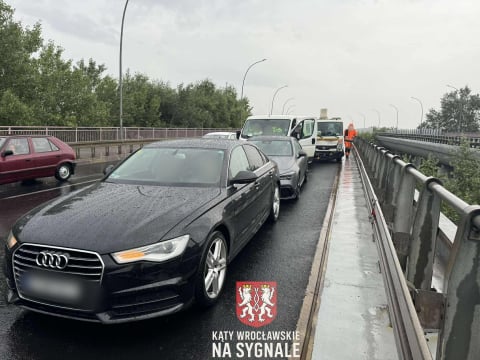 Karambol we Wrocławiu, kolizja na A4 i dachowanie. Niebezpieczne popołudnie na drogach [ZDJĘCIA] - 11