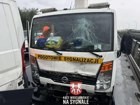 Karambol we Wrocławiu, kolizja na A4 i dachowanie. Niebezpieczne popołudnie na drogach [ZDJĘCIA] - 16