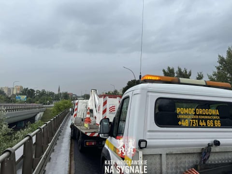 Karambol we Wrocławiu, kolizja na A4 i dachowanie. Niebezpieczne popołudnie na drogach [ZDJĘCIA] - 1