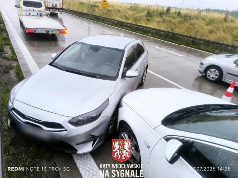 Karambol we Wrocławiu, kolizja na A4 i dachowanie. Niebezpieczne popołudnie na drogach [ZDJĘCIA] - 3