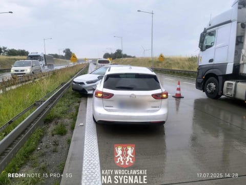 Karambol we Wrocławiu, kolizja na A4 i dachowanie. Niebezpieczne popołudnie na drogach [ZDJĘCIA] - 5