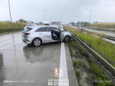 Karambol we Wrocławiu, kolizja na A4 i dachowanie. Niebezpieczne popołudnie na drogach [ZDJĘCIA] - 7