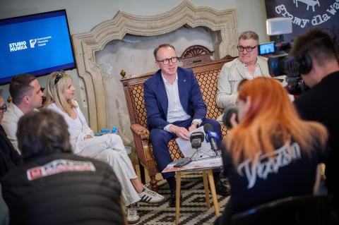 Jacek Głomb mierzy się z groźną chorobą. Oto jego ostatni projekt w roli dyrektora Teatru Modrzejewskiej - 3