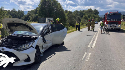 Groźny wypadek w Miłkowie. Młody kierowca wyprzedzał na podw&oacute;jnej ciągłej