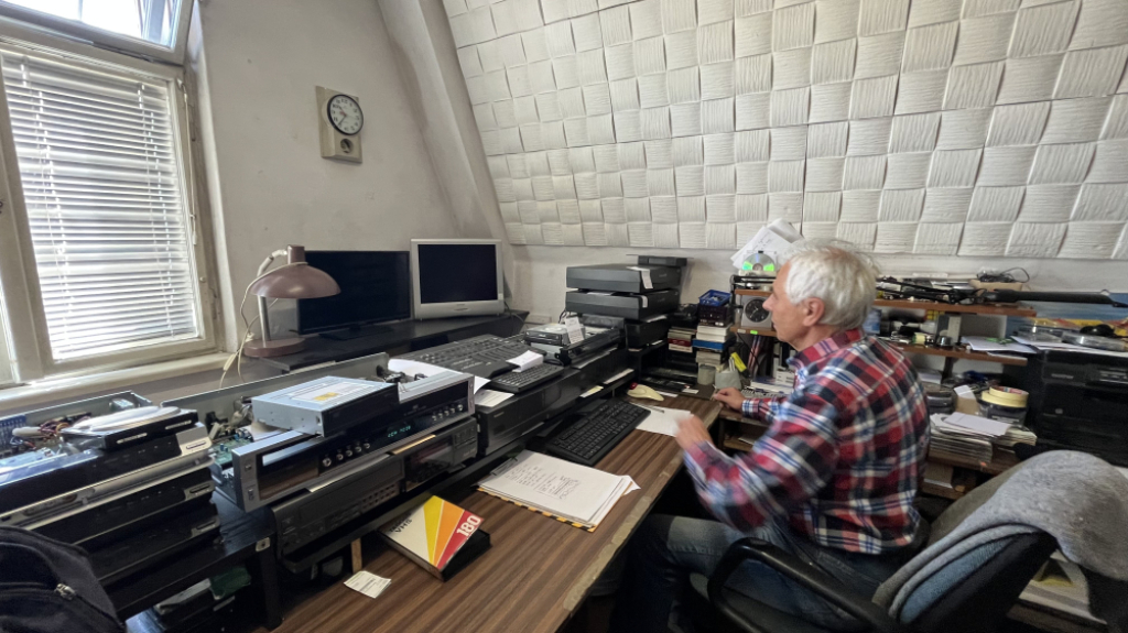Jelenia Góra na VHS-ie. Archiwum z lat 90. trafia do sieci, wszystko dzięki jednemu pasjonatowi - Dydgałowicz ratuje historię Jeleniej Góry