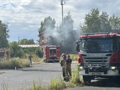 Pożar budynku we Wrocławiu. Z ogniem walczyło kilkanaście zastęp&oacute;w straży pożarnej