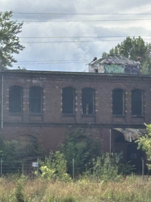 Pożar budynku we Wrocławiu. Z ogniem walczyło kilkanaście zastępów straży pożarnej [ZDJĘCIA] - 1