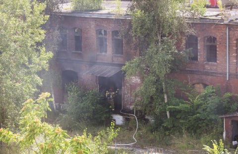 Pożar budynku we Wrocławiu. Z ogniem walczyło kilkanaście zastępów straży pożarnej [ZDJĘCIA] - 3
