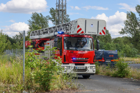 Pożar budynku we Wrocławiu. Z ogniem walczyło kilkanaście zastępów straży pożarnej [ZDJĘCIA] - 7