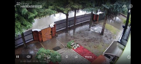 Woda zalewa ich posesje, a inwestycja... musi poczekać. Koszmar mieszkańców Legnicy potrwa kolejne miesiące - 1