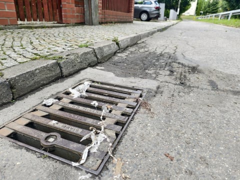Woda zalewa ich posesje, a inwestycja... musi poczekać. Koszmar mieszkańców Legnicy potrwa kolejne miesiące - 3