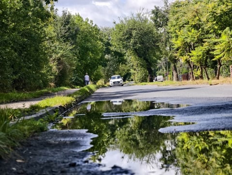 Woda zalewa ich posesje, a inwestycja... musi poczekać. Koszmar mieszkańców Legnicy potrwa kolejne miesiące - 4