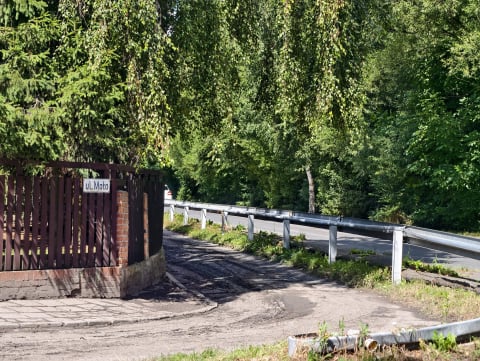 Woda zalewa ich posesje, a inwestycja... musi poczekać. Koszmar mieszkańców Legnicy potrwa kolejne miesiące - 6
