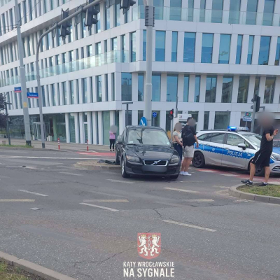 Zderzenie w centrum Wrocławia. Kierowcy stali w długich korkach [ZDJĘCIA] - 3