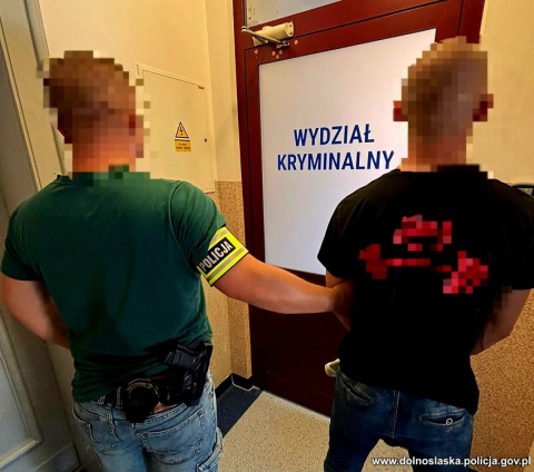 23-latek i 16-latka przyłapani z narkotykami. Dziewczyna schowała używki... na sklepowej półce - 4