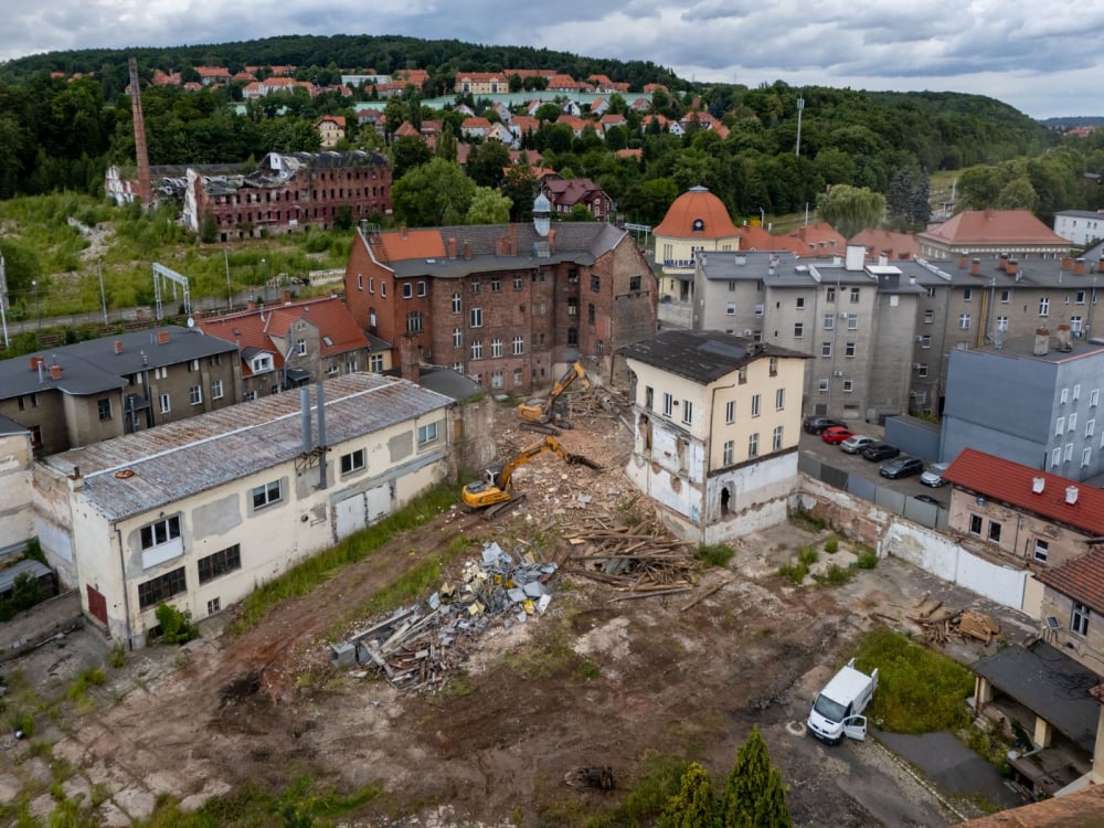 W Wałbrzychu trwa wyburzanie dawnej Kalkomanii? Konserwator zabytków uspokaja – Trwa wyburzanie dawnej kalkomanii w Wałbrzychu.