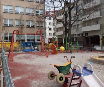 "By wyrzucić śmieci, trzeba było skakać". Wrocław remontuje miejskie podw&oacute;rka