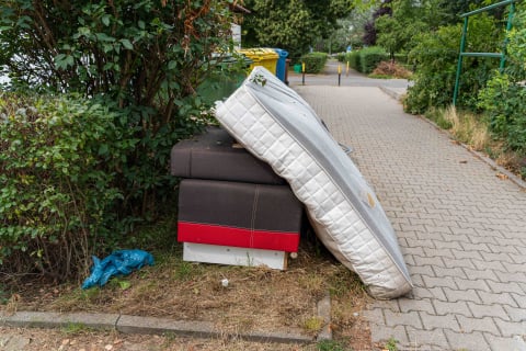 Wrocław tonie w śmieciach? To podwórko na Ołbinie jest już legendarne! Zalegające odpady to ogromny problem w naszym mieście - 13