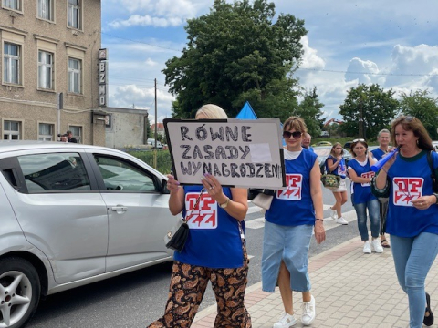 "Chcemy równego traktowania". Pracownicy Zakładów Ceramicznych „Bolesławiec” protestują przeciwko zmianom w wynagrodzeniach - 1
