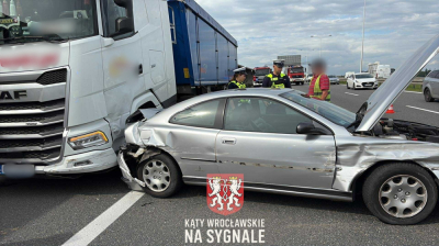Długie korki na AOW. Ciężar&oacute;wka zderzyła się z samochodem osobowym [ZDJĘCIA]