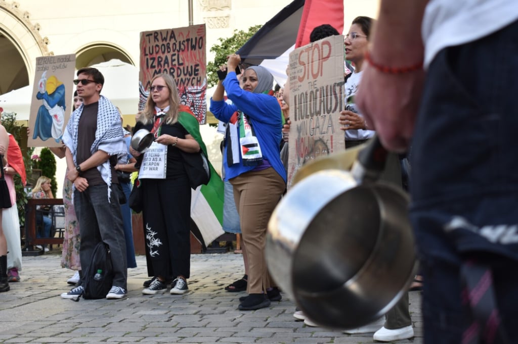 Flagi Palestyny, arafatki i puste garnki. Protestowali przeciwko działaniom Izraela – Protest przeciwko działaniom Izraela w Strefie Gazy.
