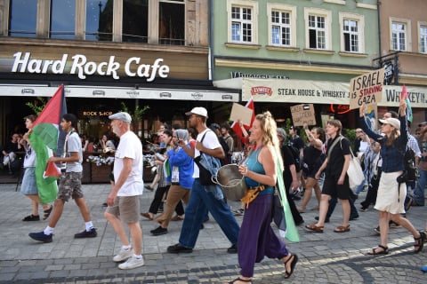 Flagi Palestyny, arafatki i puste garnki. Protestowali przeciwko działaniom Izraela - 1