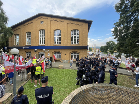 Bąkiewicz w Bogatyni: "Musimy rozpocząć walkę o polskość". Była też kontrmanifestacja - 1