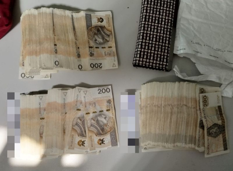 170 tysięcy papierosów bez akcyzy i 7 kilogramów suszu. Dwie akcje policji w Bielawie - 3