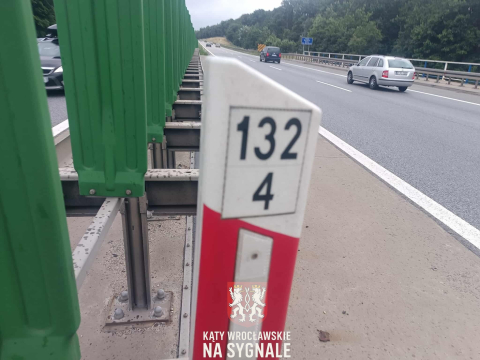 Trzy samochody zderzyły się na autostradzie A4. Korek w kierunku Wrocławia ma ponad 10 kilometrów [ZDJĘCIA] - 0
