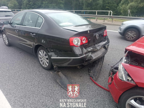 Trzy samochody zderzyły się na autostradzie A4. Korek w kierunku Wrocławia ma ponad 10 kilometrów [ZDJĘCIA] - 1