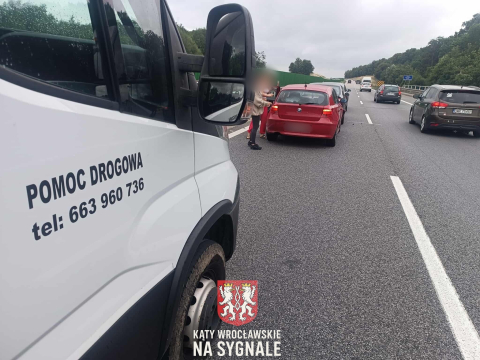 Trzy samochody zderzyły się na autostradzie A4. Korek w kierunku Wrocławia ma ponad 10 kilometrów [ZDJĘCIA] - 2