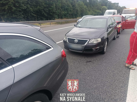 Trzy samochody zderzyły się na autostradzie A4. Korek w kierunku Wrocławia ma ponad 10 kilometrów [ZDJĘCIA] - 4