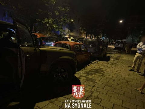 8 samochodów uszkodzonych po kolizji we Wrocławiu. Ucierpiały zaparkowane auta [ZDJĘCIA] - 0
