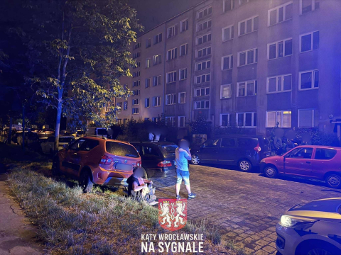 8 samochodów uszkodzonych po kolizji we Wrocławiu. Ucierpiały zaparkowane auta [ZDJĘCIA] - 9