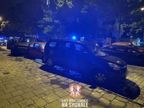 8 samochodów uszkodzonych po kolizji we Wrocławiu. Ucierpiały zaparkowane auta [ZDJĘCIA] - 10