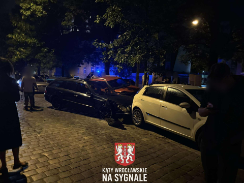 8 samochodów uszkodzonych po kolizji we Wrocławiu. Ucierpiały zaparkowane auta [ZDJĘCIA] - 1
