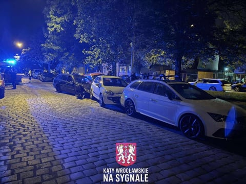 8 samochodów uszkodzonych po kolizji we Wrocławiu. Ucierpiały zaparkowane auta [ZDJĘCIA] - 5