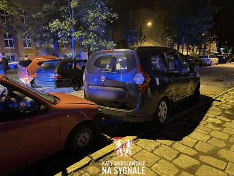 8 samochodów uszkodzonych po kolizji we Wrocławiu. Ucierpiały zaparkowane auta [ZDJĘCIA] - 7