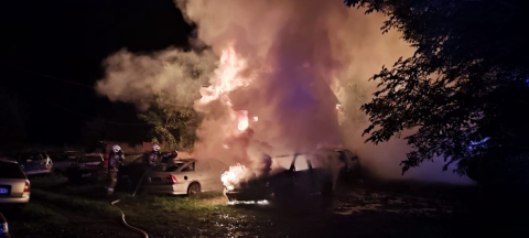 Poważny pożar pod Kłodzkiem. Spłonęła drewniana stodoła i samochody [ZDJĘCIA] - 0